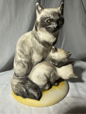 Vintage Editions in Porcelain hand painted porcelain mother cat with 2 kittens